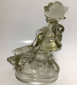 Estatuilla de vidrio vintage L. E. Smith niña de vidrio con gansos arte transparente 7,5" - Imagen 1 de 7