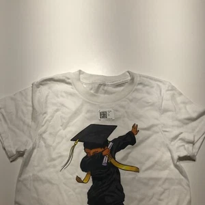 Graduation Dabbing Graphic T-Shirt Boys Size XS White Short Sleeve Crew Neck NEW - Picture 1 of 12