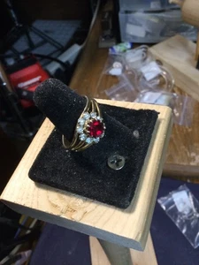 Goldfarbener Ring Faux Rubin mit Kristallen - Bild 1 von 3