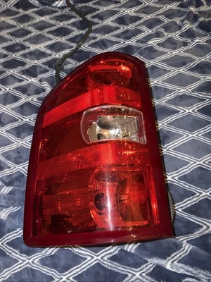 Luz trasera izquierda OEM 2007-2013 Chevrolet Silverado 1500 2500 3500 #25958482 Foto 1 de 4