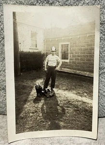 50er Jahre Foto hübscher Feuerwehrmann mit Helm Stiefel Hut Newark NJ - Bild 1 von 2