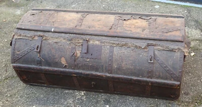 Barock Reisetruhe Holztruhe mit Leder und Eisenbeschläge um 1700 - Bild 1 von 4