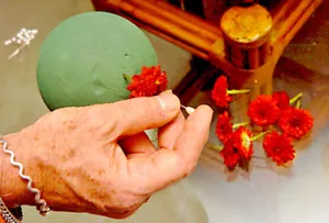 Premium Floral Foam Sphere /Foam Ball/ 3.5 inch for Fresh/Dry Flowers 1 Piece - Picture 1 of 6