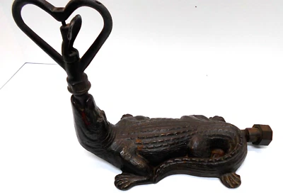 Aspersor de grama antigo figura de jacaré de ferro fundido com pátina original - Imagem 1 de 4