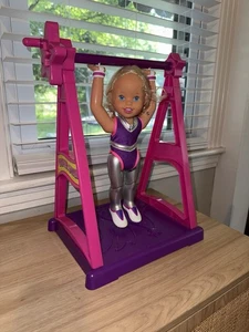 Vintage Super Star Susie Gymnastics Gymnast Bar Flipping Doll Toy Biz 1999 - Bild 1 von 7
