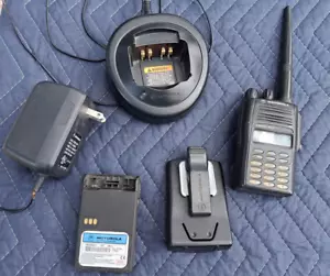 Motorola EX-600XLS UHF Handheld 2-Way Radio & Extras! - Picture 1 of 12
