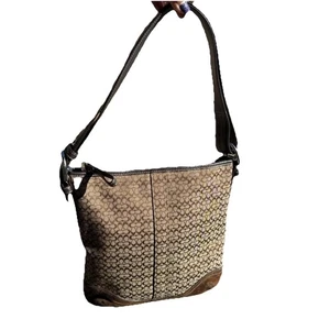 Bolso de hombro Coach Signature Mini C vintage de lona de gamuza marrón F10944 - Imagen 1 de 20