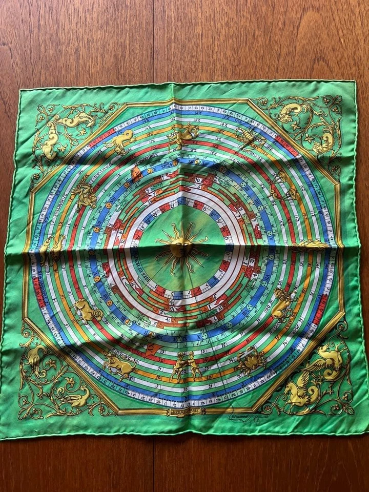 Bufanda de seda verde Hermes Carre 45 Dies et Hore Astrology con etiquetas excelente regalo Foto 1 de 4