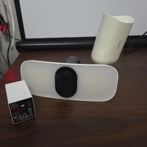 Arlo FB1001-100NAS Pro 3 Flutlicht Überwachungskamera - Bild 1 von 7