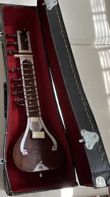 Sitar de madera en miniatura musical indio artístico no jugable de diseñador de colección Foto 1 de 4