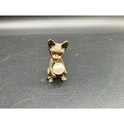 Estatuilla de gato de metal miniatura ojos rojos imitación perla bola fantasía tótem Foto 1 de 4