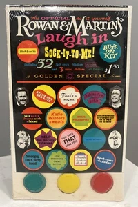 Nuevo de Lote Antiguo 1968 Rowan & Martin's Laugh-in Sock-It-To-Me Kit de Botones Divertido Silly Martin - Imagen 1 de 2