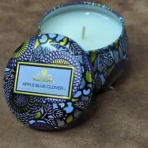 Voluspa Apple Blue Clover Mini Zinnkerze 4 oz 25 Stunden Brenndauer ganz natürlich - Bild 1 von 4