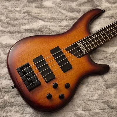 Bajo Cort Artisan B4 - 4 cuerdas - 1997 - Amber Sunburst - Hecho en Corea Foto 1 de 4