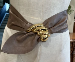Vintage taupe 100 % Leder breite Schärpe Gürtel goldfarben Metall abstrakte Schnalle - Bild 1 von 11