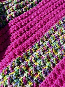 Vintage Regenbogen/Rosa Afghan Unikat 50x63 Selten Pride Decke Kuschelig Warm - Bild 1 von 4