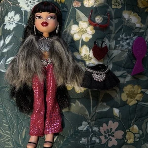 Bratz Original Fashion Doll Tiana w/ Outfits - Picture 1 of 4
