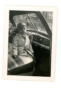 Foto encontrada instantánea vintage interior automóvil niño afroamericano - Imagen 1 de 3
