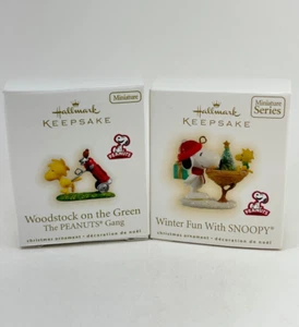 2 Mini Adornos Hallmark 2009 - Woodstock on the Green & Winter Fun con Snoopy - Imagen 1 de 5