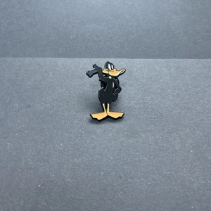 Pin Insignia Esmalte Pato Lucas Looney Tunes Merrie Melodías Icónico Retro TV Dibujos Animados - Imagen 1 de 1