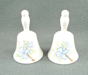 PAR DE CAMPANAS COLECCIONISTAS FLORES AZULES ELEVADAS porcelana vintage 3,5" sin clapper - Imagen 1 de 6