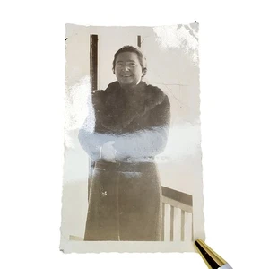 Fotografia monocromatica originale vintage bella signora anziana in posa su portico trovata - Foto 1 di 4