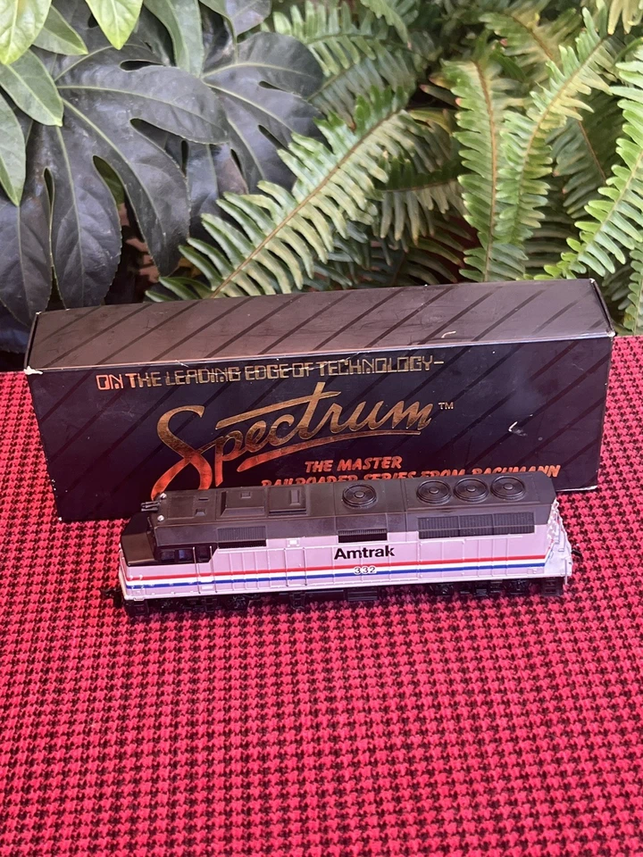 HO scale Bachmann Spectrum 87020 AMTRAK  F40PH Phase III Diesel Locomotive #332 - Image 1 of 4