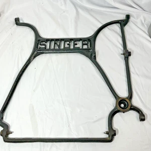 Antigua máquina de coser SINGER 1910 con pedal base de gabinete marco central de hierro fundido - Imagen 1 de 11
