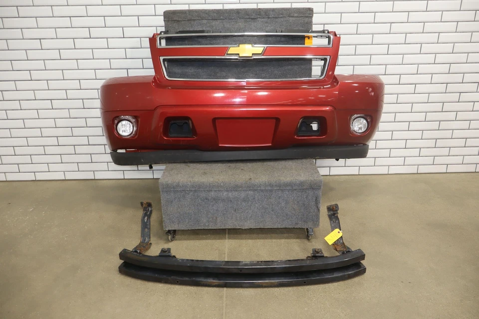 07-14 Chevy Suburban Tahoe OEM Front Bumper Assembly (Crystal Red 89U) — 第 1/4 张图片