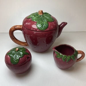 Tetera de cerámica con forma de fresa con crema y azucarero *Ver fotos* Casa de campo - Imagen 1 de 23