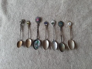 Juego 7 cucharas de recuerdo pequeñas decorativas coleccionables vintage Disneyland Okinawa + - Imagen 1 de 15
