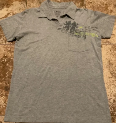 CAMISA POLO SPEEDO CON BOLSILLO GRÁFICO GRUNGE Y2K SLIM FIT GRIS Foto 1 de 4