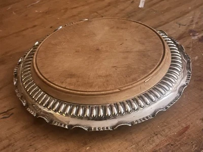 Soporte para pasteles plateado con inserto de madera extraíble + cúpula portadora de pasteles adicional Foto 1 de 3