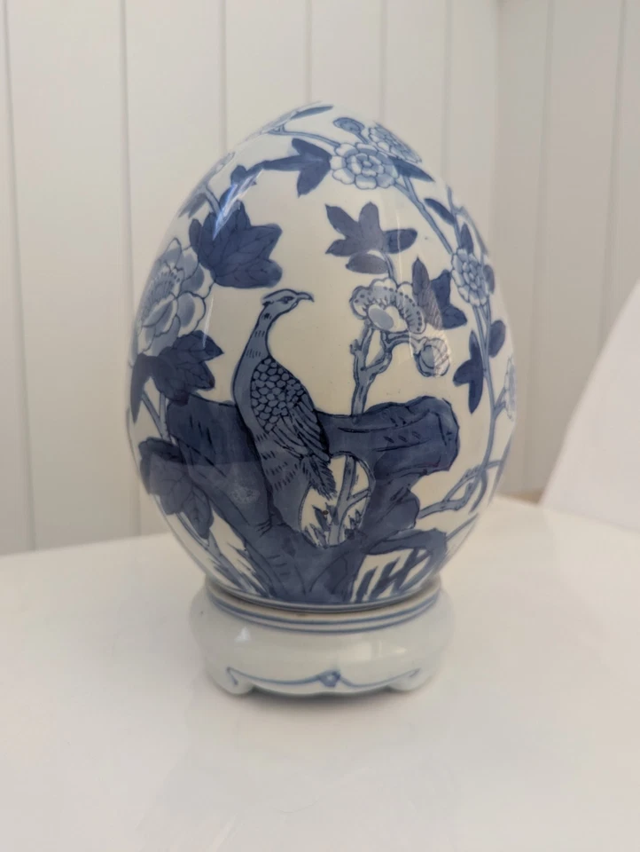 Huevo de porcelana chinoiserie azul y blanco de colección con base Foto 1 de 4