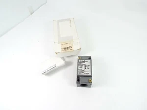 SIEMENS 2SE03-SA SER. A2 W/ RECEPTACLE 3SE03-RA NEW - Picture 1 of 4