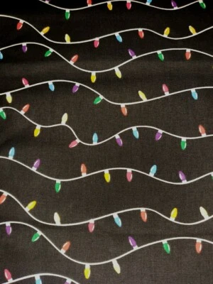 Cuerdas de luz multicolor 100 % algodón vacaciones de Navidad en tela negra 1/4 yarda Foto 1 de 2