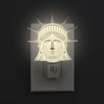 Luz Nocturna Estatua de la Libertad - Lámpara LED Enchufable para Dormitorio, Pasillo, Guardería Foto 1 de 4