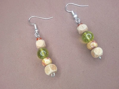 Brincos de pedra preciosa de peridoto e madeira com contas marrons pendurados à mão - Imagem 1 de 4