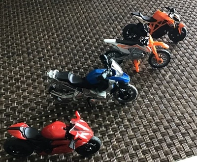 Motorräder Siku 4 Modelle/ BMW/Ducati/2 X KTM /🌎 - Bild 1 von 4