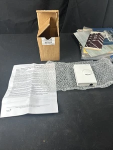 NOS NS-BTN7003-0 Johnson Controls Sensor Vertical Wall box - Picture 1 of 5