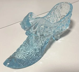 Vintage Fenton Gänseblümchen und Knopf Katzenkopf Glas Slipper blau Glas Schuhkunst - Bild 1 von 3