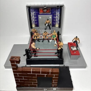 WWE 2006 Micro Wrestlers Ring con otto action figure wrestler 2" anello funzionante - Foto 1 di 6