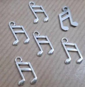 Lot De 6 Breloques Note De Musique Métal Argenté Environ 1 X 1.6 Cm, Neuf (A44) - Picture 1 of 2