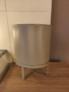 ferm LIVING Bau Pot - Large Light Grey Pflanzkübel mit Untergestell | eUVP 79 € - Bild 1 von 2