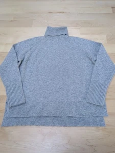 NUEVO CON ETIQUETAS J. Suéter Crew Merino Mezcla Alpaca Cuello Alto Gris Abertura Lateral Media - Imagen 1 de 11