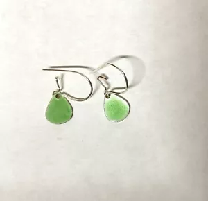 Vintage Orecchini traforati pendenti a goccia piccoli smalto verde chiaro su argento sterling - Foto 1 di 3