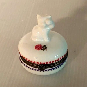 Caja de baratija con bisagras Bashful Kitty Cat con rosa y corazones 2 3/4" - Imagen 1 de 6