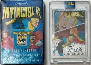 SDCC 2025 INVENCIBLE RECUERDO LÁSER TARJETA SIGNAGRAPH #408/500 PLATA - JUEVES - Imagen 1 de 3