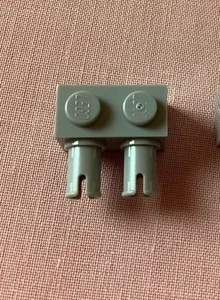 Lego Teilenr. 30526: grauer Stein modifiziert 1 x 2 mit 2 Stiften - Bild 1 von 4