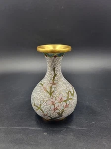 Vintage Chinese Cloisonne Brass Vase   Flowers On White Enamel Scallops  - Picture 1 of 7